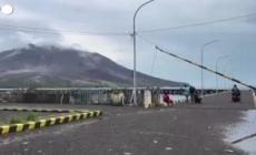 Vulcano in eruzione in Indonesia, evacuati detenuti e residenti