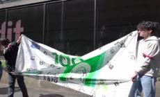 Torino, i ragazzi di Fridays for future arrivano sotto la sede di Unicredit
