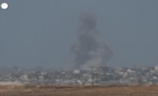 Colonna di fumo al centro di Gaza