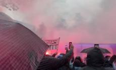 Milan-Inter, il pullman nerazzurro a San Siro fra l'entusiasmo dei fan