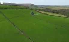 Giornata della Terra, un dipinto gigante ricopre una collina dello Yorkshire