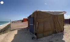 Gaza, sfollati palestinesi trasformano i paracadute in tende