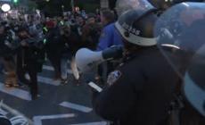 Usa, protesta anti-Israele a New York durante il voto degli aiuti: 100 arresti