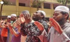 Bangladesh, centinaia di fedeli musulmani pregano per la pioggia