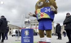 Euro 2024, il trofeo in mostra a Berlino