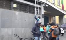 Torino, azione di Extinction Rebellion alla Rai: striscione sulla tettoia e clown