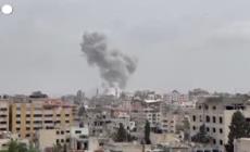 Gaza, colonne di fumo si alzano tra i palazzi della citta'