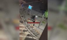 Rapinano e pestano un 20enne in zona movida a Milano