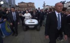 Il Papa incontra i giovani a Venezia: "Siate rivoluzionari, non cercate l'utile"