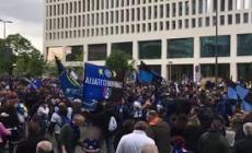Scudetto Inter, tifosi in festa davanti alla sede della societa' nerazzurra