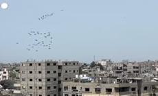 Gaza, lancio di pacchetti di aiuti umanitari sulla citta'