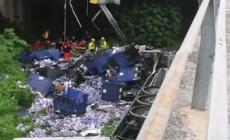 Tir cade da un viadotto in provincia di Avellino