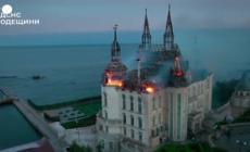 Odessa, i pompieri combattono l'incendio dopo l'attacco russo