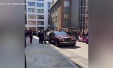 Re Carlo III visita un centro oncologico a Londra