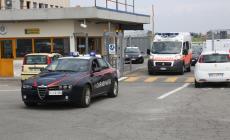 Colpisce la moglie con un martello e le stacca un orecchio a morsi: 40enne ricercato nel Cesenate