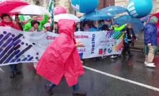 Primo maggio, parte sotto la pioggia il corteo a Torino