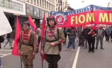 Corteo 1 Maggio Milano, manifestanti vestiti da bolscevichi: "Cosi' aggiungiamo folklore"