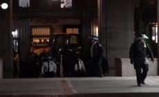 New York, polizia in assetto anti-sommossa irrompe alla Columbia per riprendere Hamilton Hall
