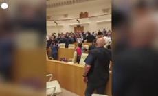 Georgia, deputato di opposizione mostra in Parlamento le ferite provocate dalla polizia