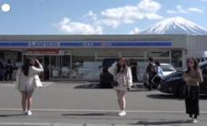 Giappone, la piccola citta' giapponese di Fujikawaguchiko blocca la vista sul monte Fuji