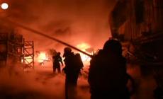Ucraina, i pompieri spengono un incendio dopo l'attacco a Kharkiv
