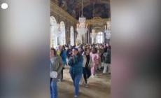 Versailles, attivisti per l'ambiente lanciano polvere nella reggia