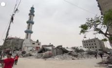 Gaza, Rafah: le preghiere del venerdi' presso la moschea distrutta