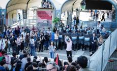  I manifestanti pro Gaza sfondano un cancello a Salone del libro di Torino