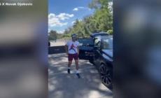 Djokovic, selfie e autografi con il casco agli Internazionali di Roma  dopo l'incidente della borraccia