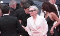 Cannes, Meryl Streep sfila sul red carpet (sfidando il vento)