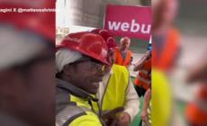 Un operaio immigrato omaggia Salvini al cantiere Tav