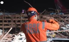 Crolla un mega cartellone pubblicitario, 12 morti e 60 feriti in India
