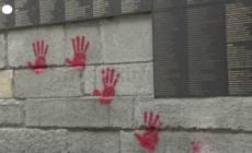 Parigi, mani rosse sul muro del Memoriale della Shoah
