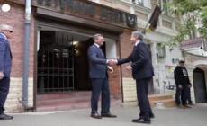 Blinken in Ucraina, il segretario di Stato Usa degusta una pizza a Kiev