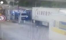 Assalto al furgone in Francia: il commando blocca i veicoli con gli agenti e il detenuto - Video 