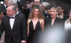 Festival di Cannes, Judith Godre'che sul tappeto rosso per il suo cortometraggio "Me Too"
