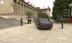 Putin in Piazza Tienanmen, calorosa stretta di mano con Xi