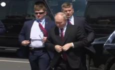 Putin in Cina, depone fiori al monumento ai martiri dell'Armata Rossa ad Harbin