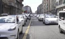Sciopero dei taxi a Torino, in centinaia sotto il Grattacielo Piemonte