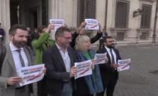 Campi Flegrei, flash-mob di Avs davanti a Palazzo Chigi per il sisma bonus