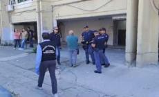 Napoli, si barrica dopo aver sparato: panico tra bimbi e genitori