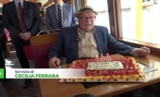 "Nonno Atac": Emilio, ex autista, festeggia i suoi 100 anni su un tram storico