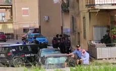 Accoltella moglie e figli e si barrica in casa, grave il bimbo