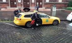 Ilaria Salis in tribunale, per la prima volta senza catene