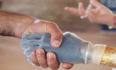 Ecco la mano robotica azionata dai muscoli del braccio
