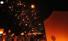 Indonesia, centinaia di lanterne illuminano il cielo per celebrare il Vesak