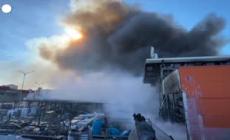 Ucraina, raid russo su un megastore a Kharkiv: almeno due morti