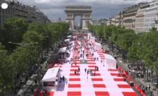 Parigi, un gigantesco picnic da record riunisce 4 mila persone sugli Champs-Elyse'es