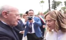 La premier saluta De Luca: "Sono quella stronza della Meloni"