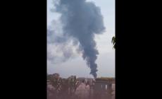 Maxi incendio a Rozzano: a fuoco un deposito di camper